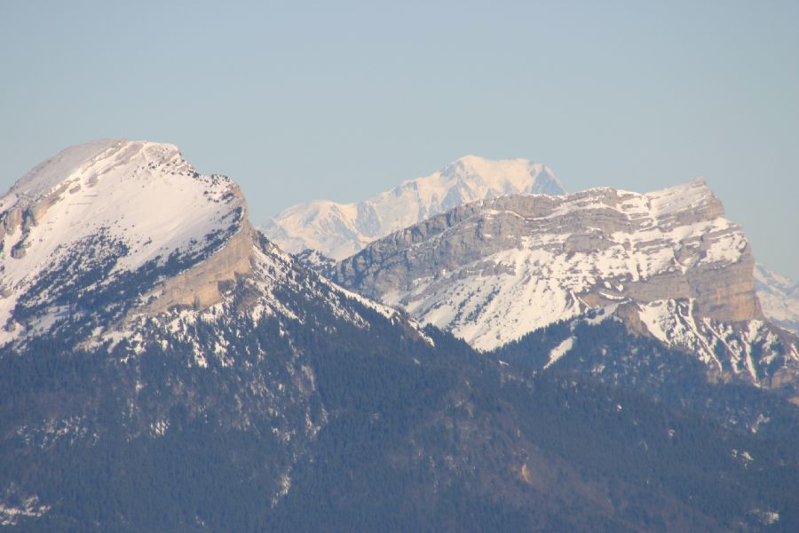 Depuis le pas de Bellecombe, Chamechaude et la Dent de Crolles domines par le Mont Blanc