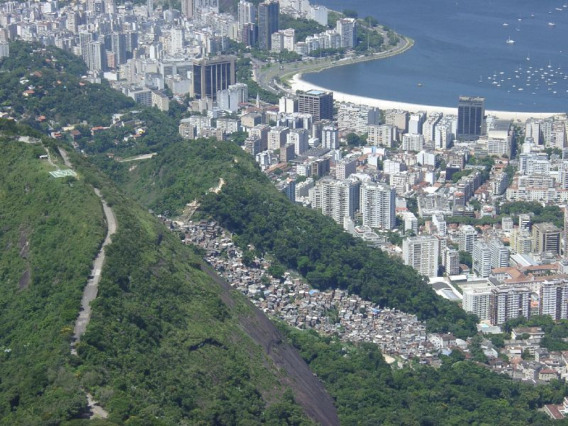 favela sur la colline et immeubles au bord de la lagune